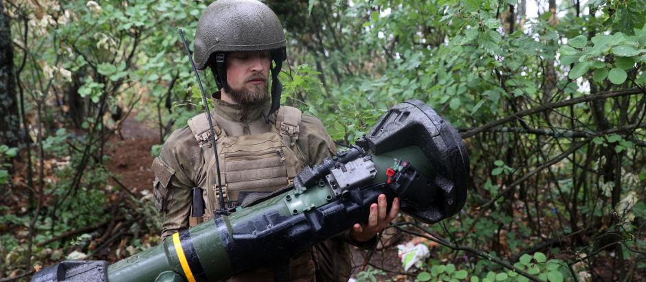 Un soldado ucraniano sostiene una pesada arma