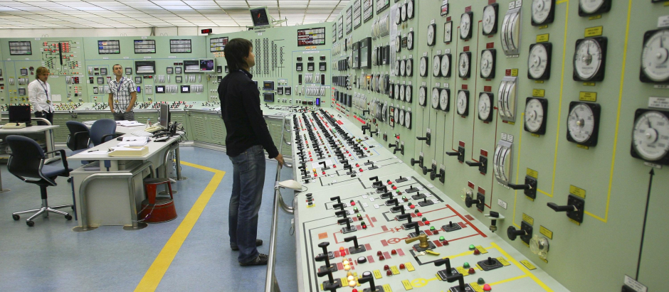 Un trabajador chequea los paneles de control de una central nuclear española