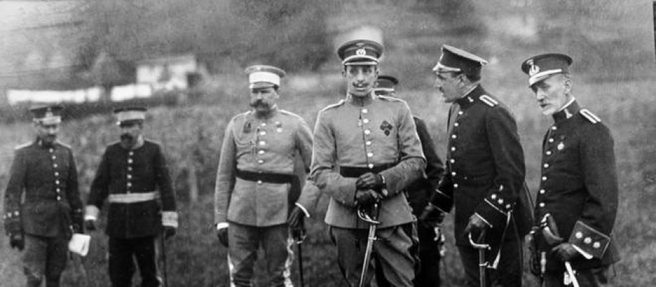 Alfonso XIII, de frente, con un grupo de militares, detrás a la derecha, el general Fernández Silvestre