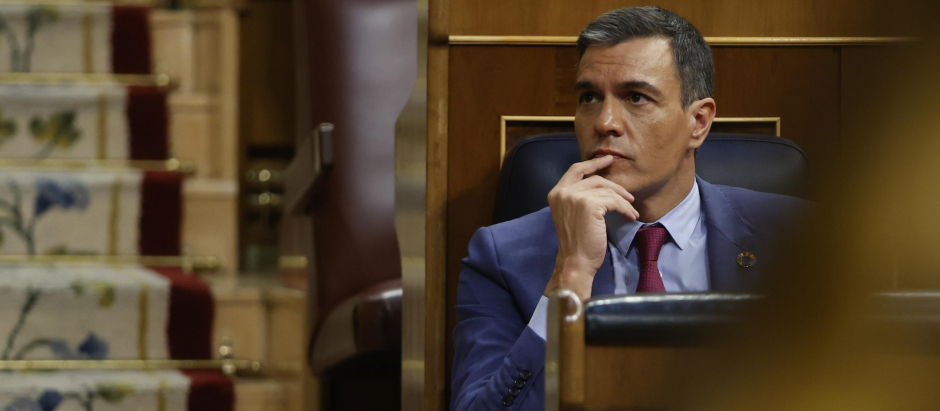 Pedro Sánchez en su escaño durante la segunda sesión del debate