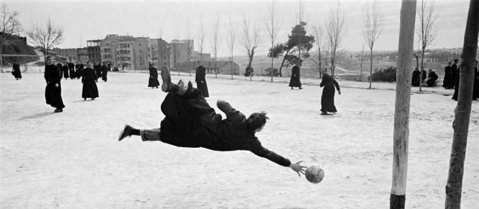 Seminaristas jugando al fútbol en 1957