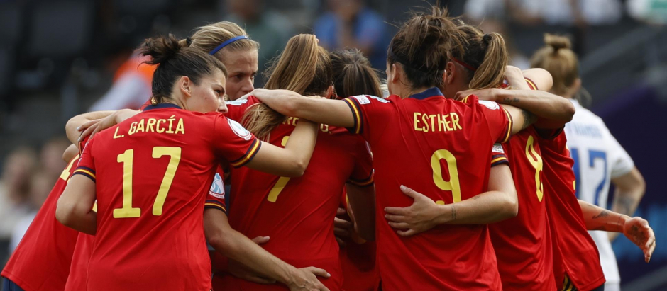 Algunas jugadoras de la selección española se abrazan en el primer partido ante Finlandia