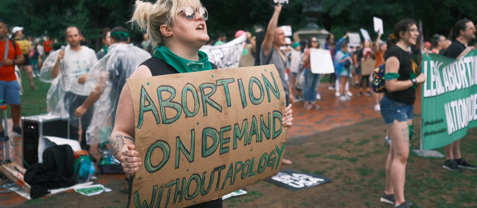 Grupos de personas protestan frente a la Casa Blanca para exigir que se proteja el aborto legal, en Washington (EE.UU.)