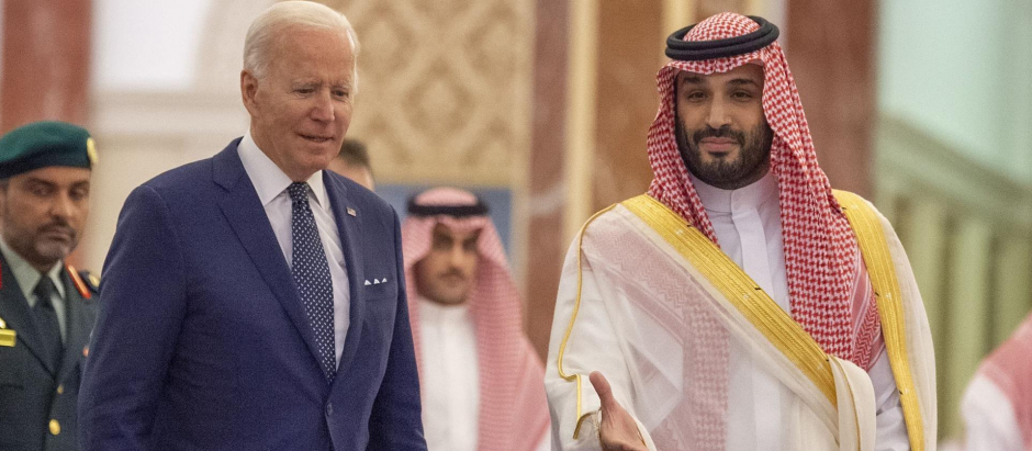 El presidente de los Estados Unidos, Joe Biden, junto con el príncipe Mohammed bin Salman bin Abdulaziz Al Saud