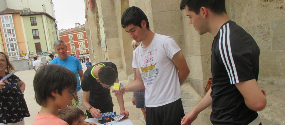 Integrantes de Virus Matemático (entre ellos Nicolás Atanes), durante una actividad divulgativa realizada en Burgos en junio