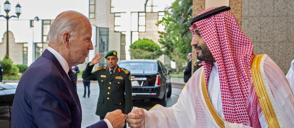 Choque de puños entre Joe Biden y el príncipe Bin Salman