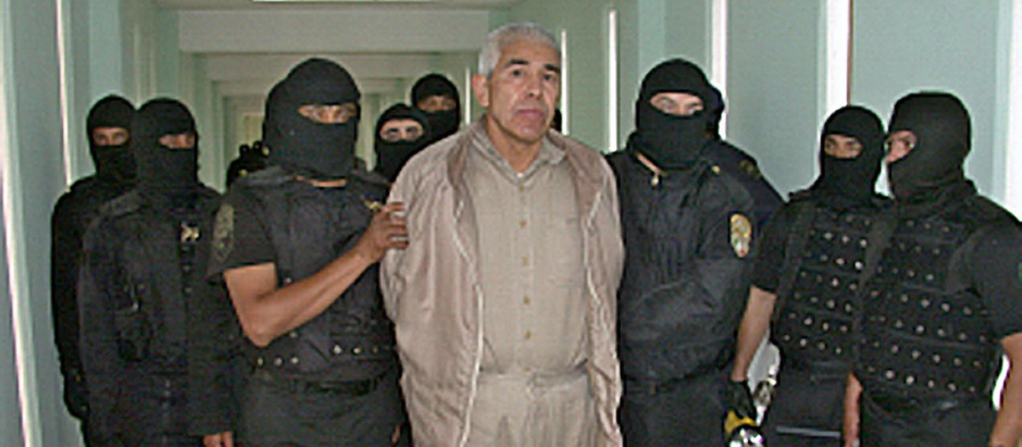 (FILES) In this file handout picture released by the Mexican Federal Preventive Police (PFP) on January 29, 2005, members of the PFP escort drug trafficker Rafael Caro Quintero, at the Puente Grande prion in Guadalajara, Jalisco State, Mexico. - Mexico has captured Rafael Caro Quintero, an alleged drug kingpin on the FBI list of 10 most wanted fugitives for the murder of a US federal agent, a navy source said on July 15, 2022. Rafael Caro Quintero is accused by the United States of ordering the kidnap, torture and murder of Drug Enforcement Administration (DEA) special agent Enrique "Kiki" Camarena in 1985. (Photo by Mexican Federal Police / AFP) / RESTRICTED TO EDITORIAL USE - MANDATORY CREDIT "AFP PHOTO / MEXICAN FEDERAL PREVENTIVE POLICE" - NO MARKETING - NO ADVERTISING CAMPAIGNS - DISTRIBUTED AS A SERVICE TO CLIENTS