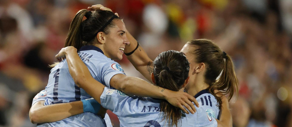Las jugadoras de la selección española celebran su victoria a la finalización del encuentro de la fase de grupos de la Eurocopa femenina