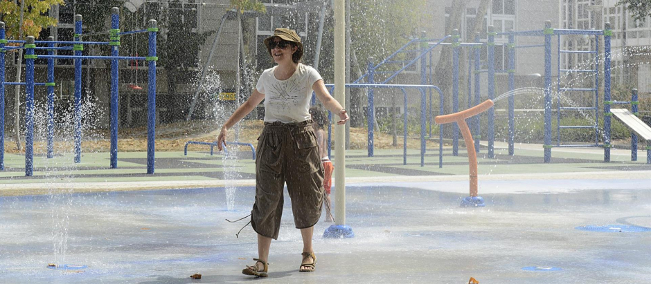 Una mujer se refresca en plena ola de calor