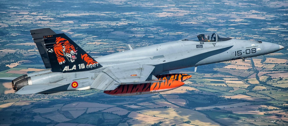 Un F-18 del Ala 15 del Ejército del Aire vuela con su mítico emblema del tigre
