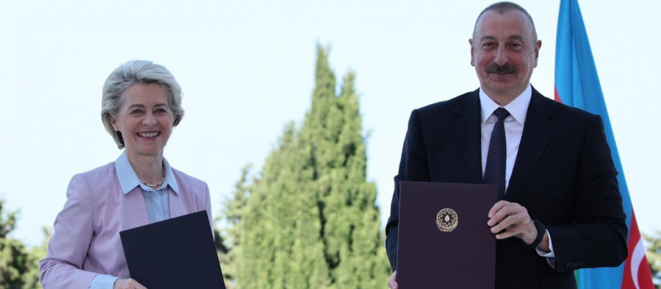 Ursula von der Leyen, y el presidente de Azerbaiyán, Ilham Alíev tras la firma del acuerdo