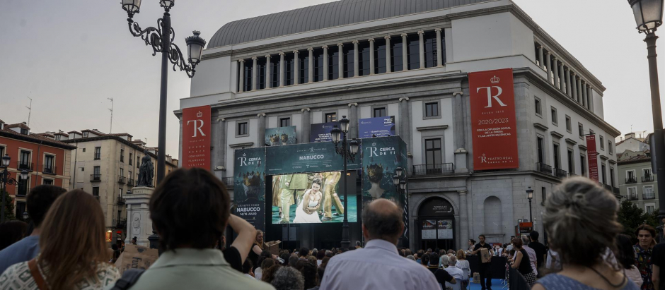 Retransmisión de 'Nabucco' en pantalla gigante en el exterior del Teatro Real el pasado 14 de julio