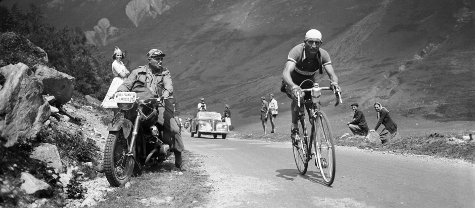 Gino Bartali durante una etapa pirenaica del Tour de Francia