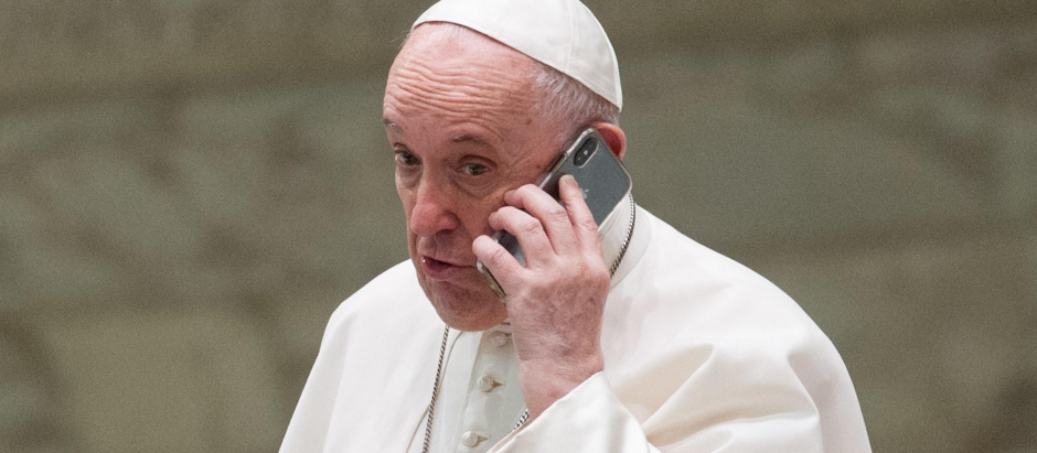 Papa Francisco hablando por teléfono