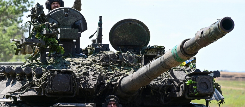 Soldados del ejército ucraniano pilotan un tanque en el este del país