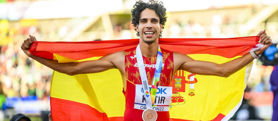 Mohamed Katir celebra su medalla en los 1.500