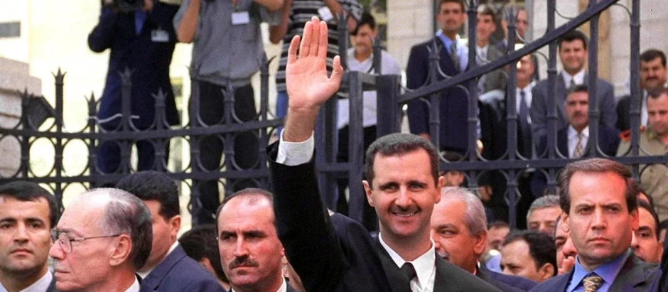 Bashar al-Ásad rodeado de sus escoltas y de la multitud, en una imagen de archivo.
