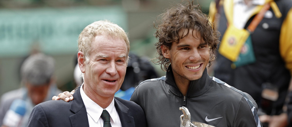 Nadal posa con Mcenroe después de ganar Roland Garros en 2012