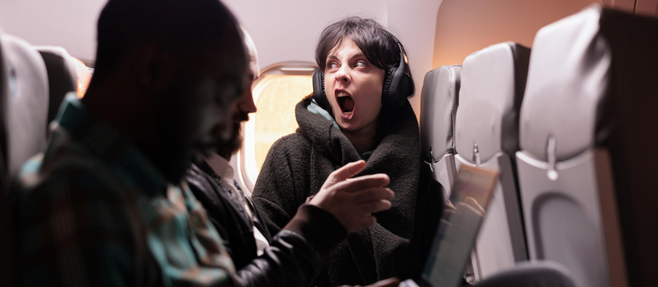 Una mujer a bordo con miedo al avión