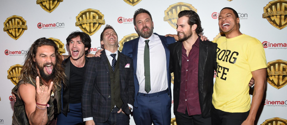 Zack Snyder, Jason Momoa, Ezra Miller, Ben Affleck, Ray Fisher y Henry Cavill presentado la Liga de la Justicia