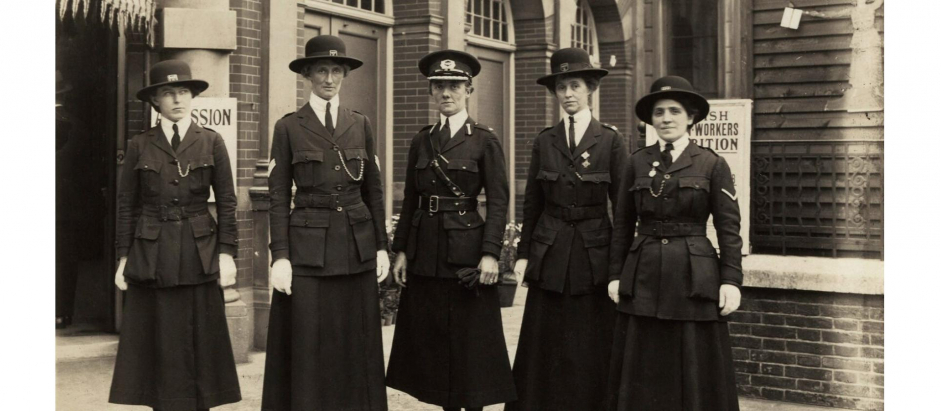 Mary Sophia Allen (centro) paso de ser una ávida defensora de los derechos de la mujer a participar en fascismo británico