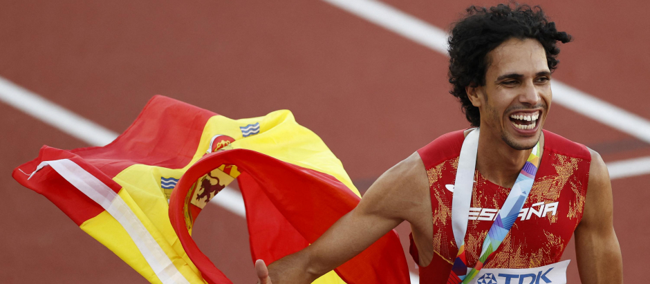 Mohamed Katir celebra con gran felicidad su medalla de bronce en el Mundial