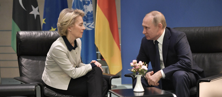 La presidenta de la Comisión Europea, Ursula von der Leyen, reunida con el presidente de Rusia, Vladimir Putin, en 2020
