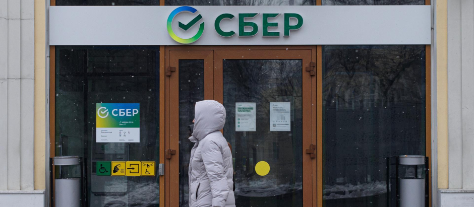 La sanción incluye la congelación de los activos en territorio comunitario del mayor banco ruso, Sberbank, así como la prohibición de importar oro de este país