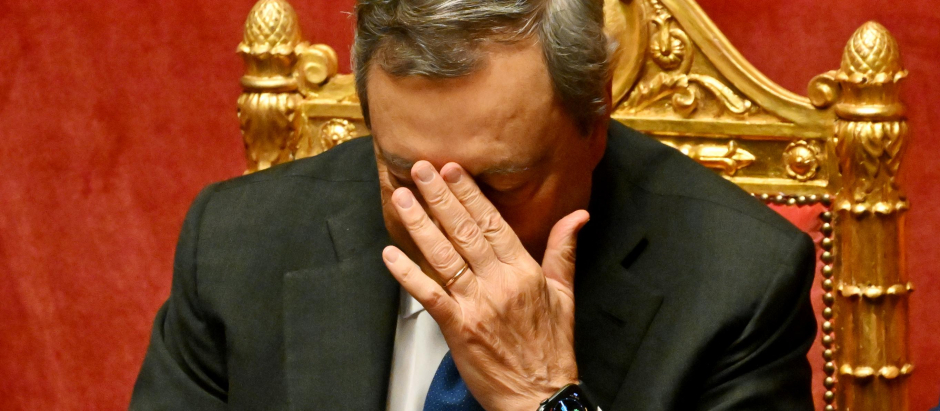 El primer ministro de Italia, Mario Draghi, reacciona durante el debate sobre la crisis del gobierno
