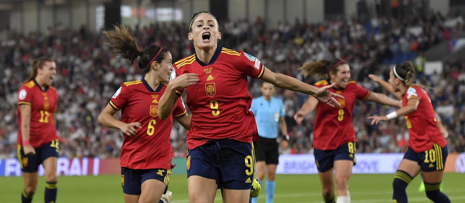 Esther González celebra el gol que ha dado a España el pase a semifinales