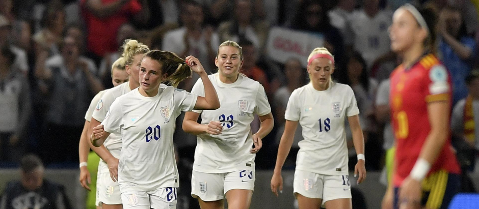 Las jugadoras inglesas celebran un gol ante España en este encuentro de cuartos