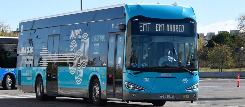 Autobús de la Empresa Municipal de Transportes de Madrid, a 15 de noviembre de 2021, en Madrid (España).
POLITICA 
José Oliva - Europa Press