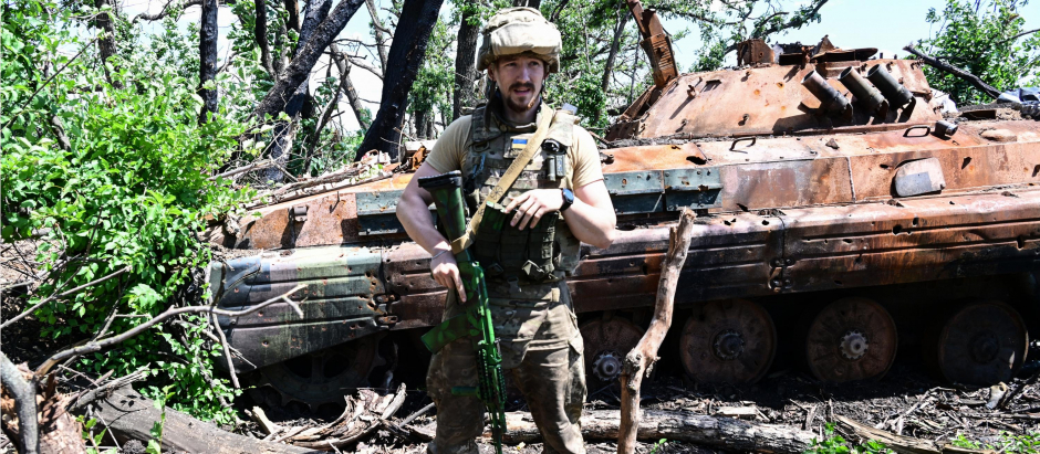 Un soldado ucraniano posa en la región del Donbás
