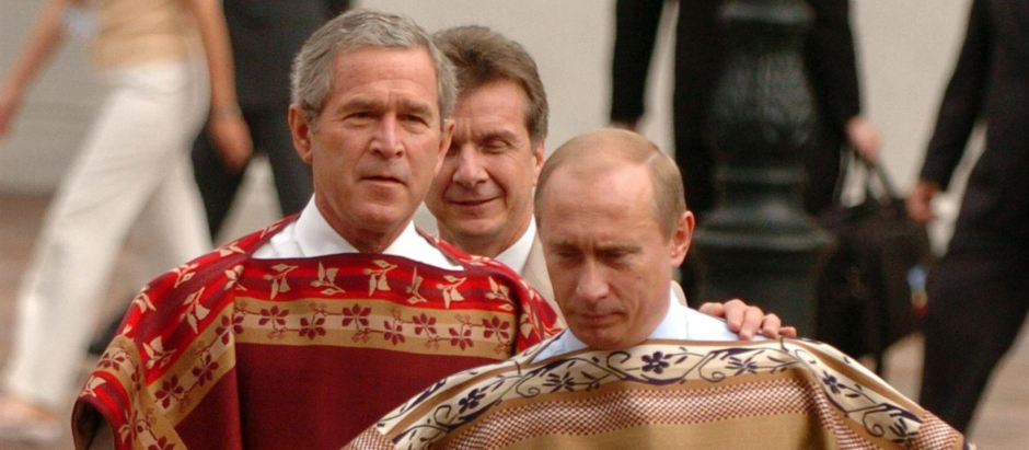 El presidente de Estados Unidos, George Bush, (izq.) y su par de la Federación Rusa Vladimir Putin (der.) caminan rumbo a la sesión de la foto oficial de los líderes integrantes de la APEC en 2004