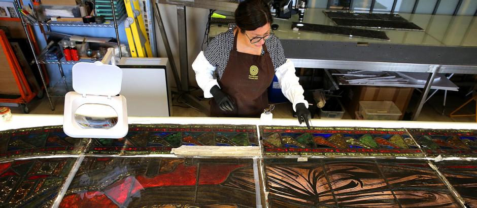 Flavie Vincent-Petit trabaja en la restauración de las vidrieras de Notre-Dame