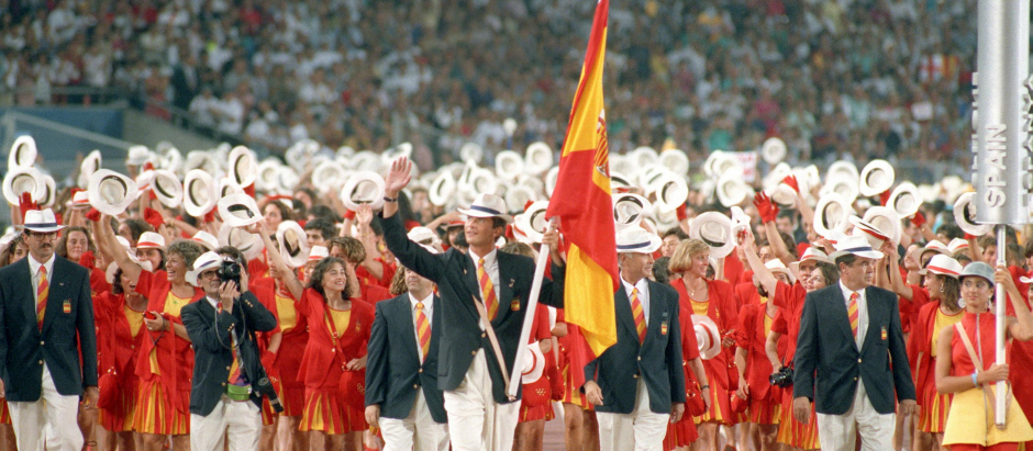 El Príncipe y la emoción de todo un país - El actual Rey Felipe, entonces Príncipe de Asturias, fue el abanderado de la delegación española y en ese momento se produjo la mayor emoción de todos los españoles: Barcelona 1992 era una realidad