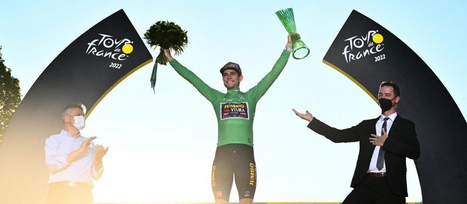 Wout Van Aert celebra ser el piloto más combativo, maillot verde del Tour de Francia