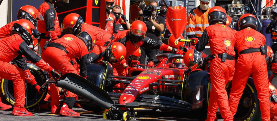 Carlos Sainz y el equipo Ferrari, durante una de las paradas en boxes