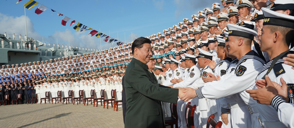 Xi Jinping pasa revista a los marineros en el puerto de Sanya