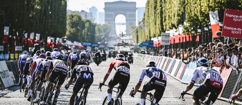 Varios ciclistas en la última etapa del Tour de Francia por las calles de París