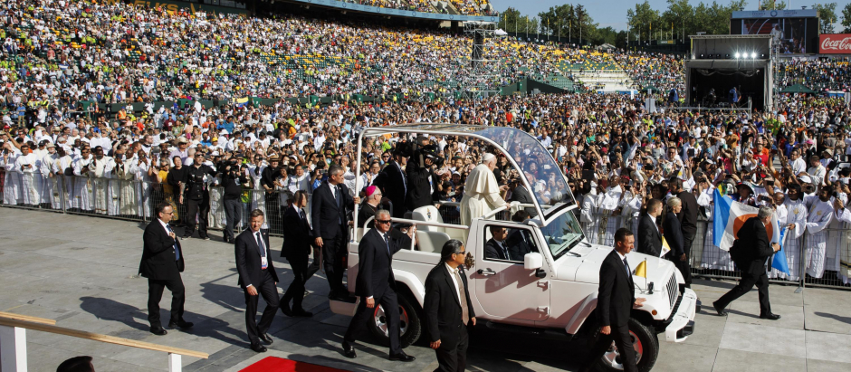 EDMONTON, AB - JULY 26: Pope Francis arrives at Commonwealth Stadium to give an open-air mass on July 26, 2022 in Edmonton, Canada. The pope is meeting with Indigenous communities and community leaders in Canada in an effort to reconcile the history of physical and sexual abuse of Indigenous children in the country's Catholic-run residential schools, as detailed in a 2015 Canadian-government-funded commission report.   Cole Burston/Getty Images/AFP (Photo by Cole Burston / GETTY IMAGES NORTH AMERICA / Getty Images via AFP)