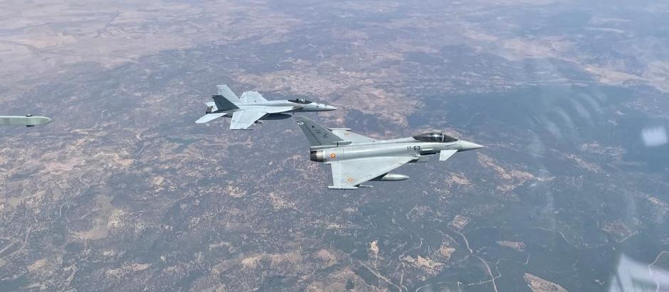 Dos cazas F-18, uno español y otro norteamericano, en vuelo