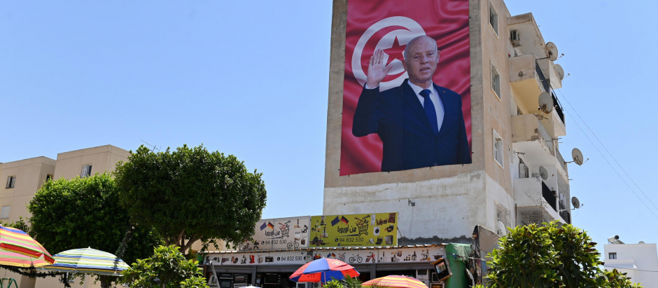 Una valla publicitaria que representa al presidente de Túnez, Kais Saied