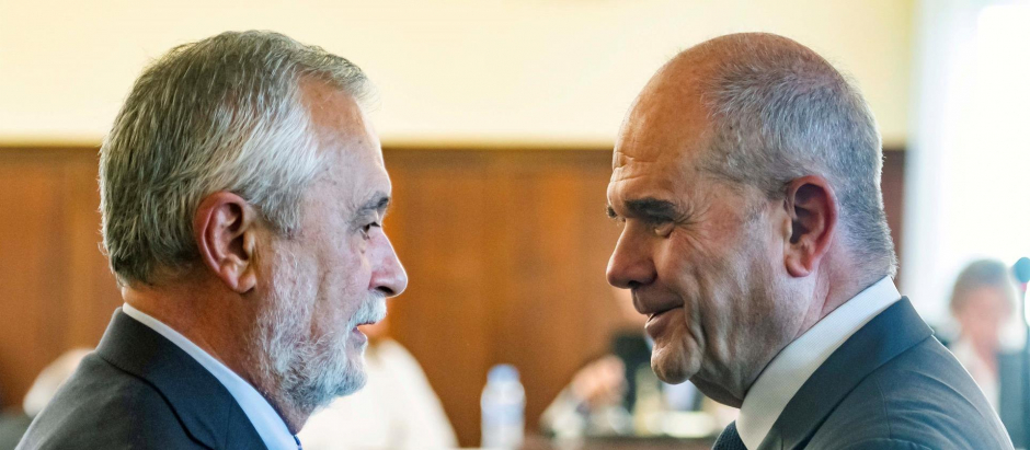 Los expresidentes de la Junta de Andalucía Manuel Chaves  y José Antonio Griñán en la sala de la Audiencia de Sevilla tras finalizar el juicio de la pieza política del caso ERE