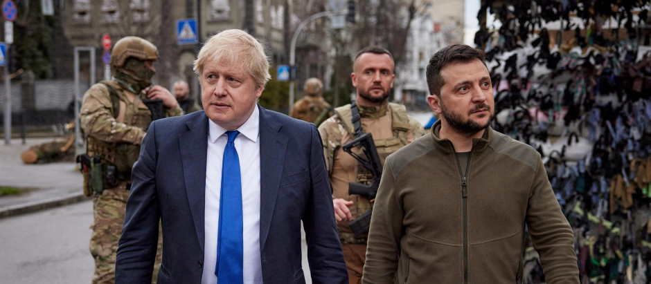 Boris Johnson, primer ministro británico, y Volodimir Zelenski, presidente de Ucrania