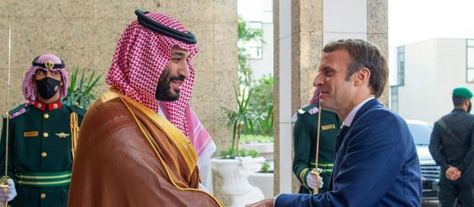 Emmanuel Macron y Mohammed bin Salman, durante la visita del presidente francés a Riad en 2021