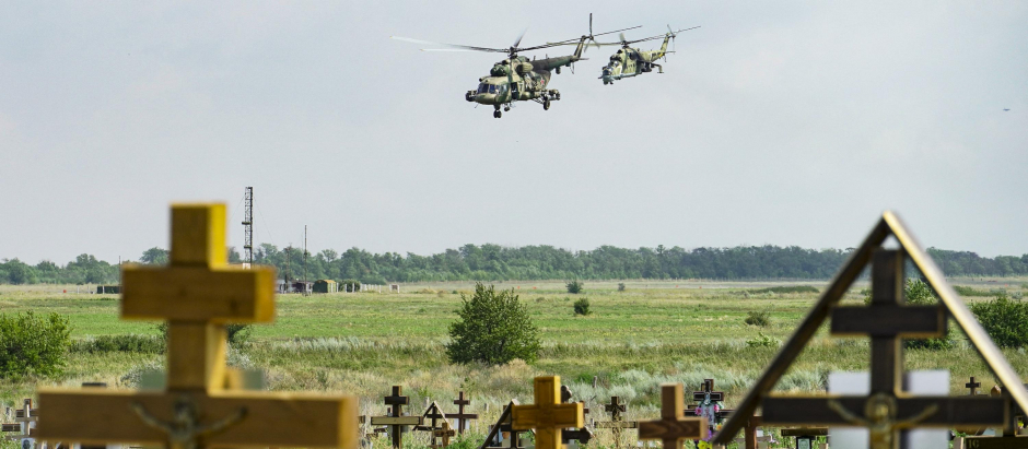Helicópteros militares rusos sobrevuelan el lugar donde están enterrados cientos de muertos de la guerra
