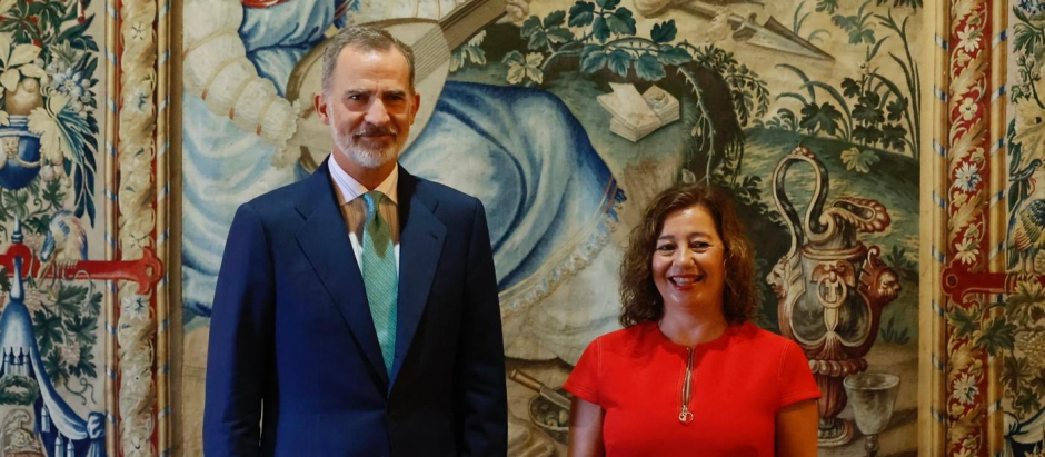 Su Majestad el Rey junto a la presidenta de las Islas Baleares, Francina Armengol