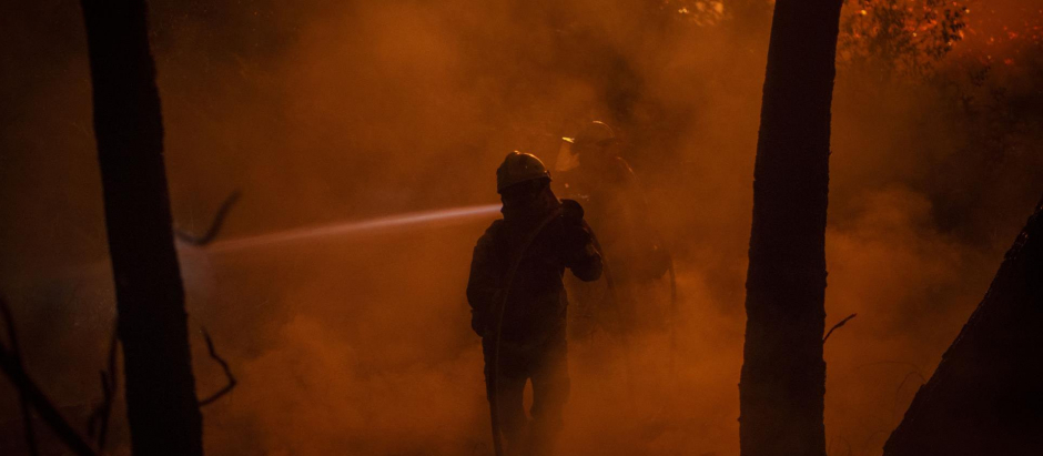 Un bombero lucha contra las llamas en Castrelo de Miño