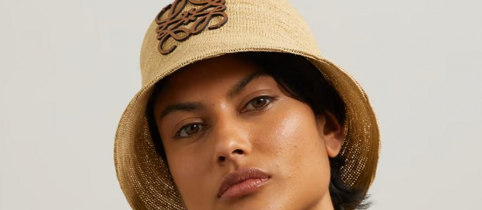 Este sombrero de pescador de rafia de Loewe es ideal para las vacaciones
